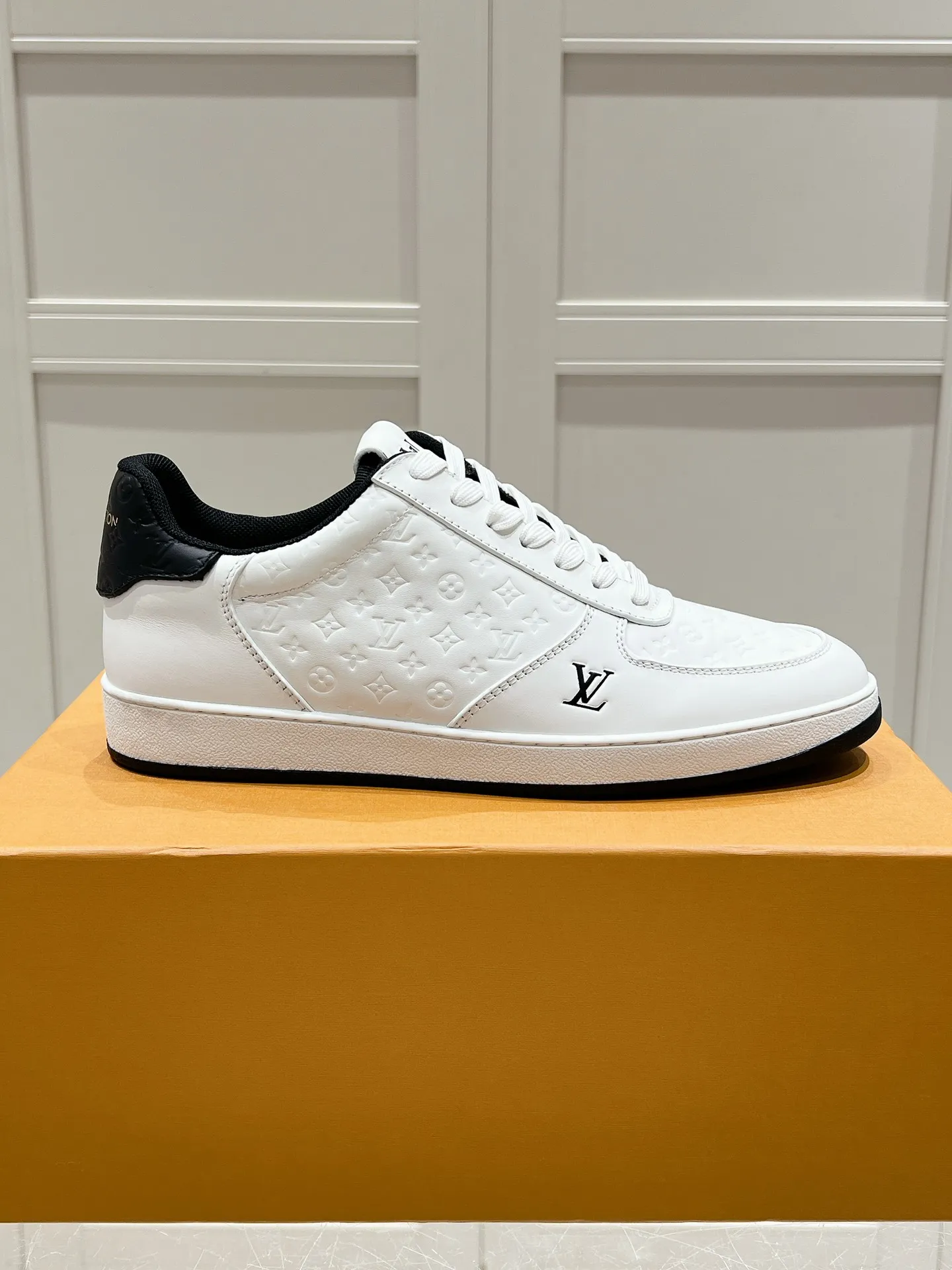 👟👟Ex-factory price 680👟👟 LV new style casual white shoes for men, simple and fashionable, light and comfortable, size: 39-44 (order 45)